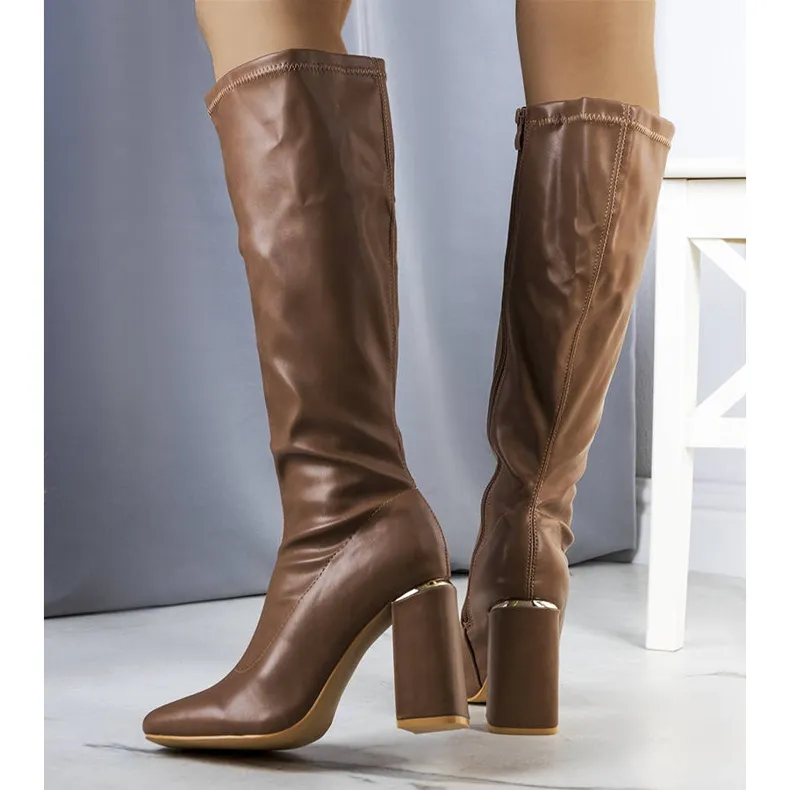 BM Bottes marron sur le poteau de Sarabi brun