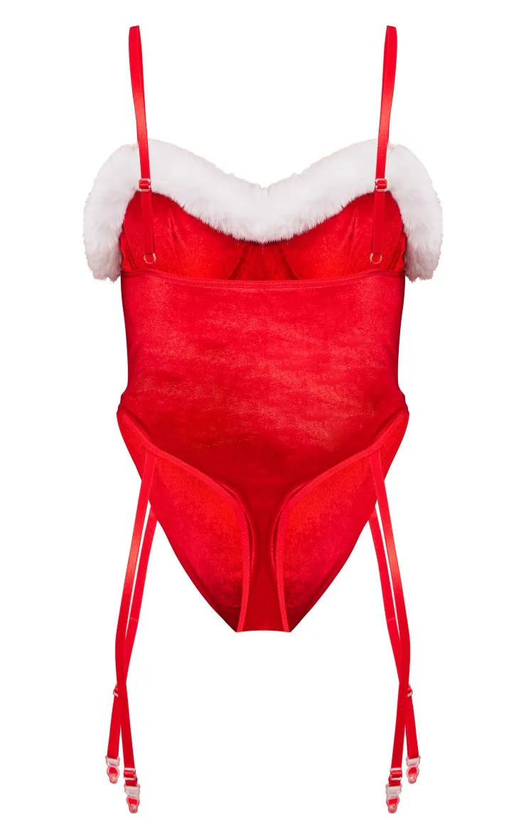 Body de lingerie en velours rouge à bordures en fausse fourrure détail armatures