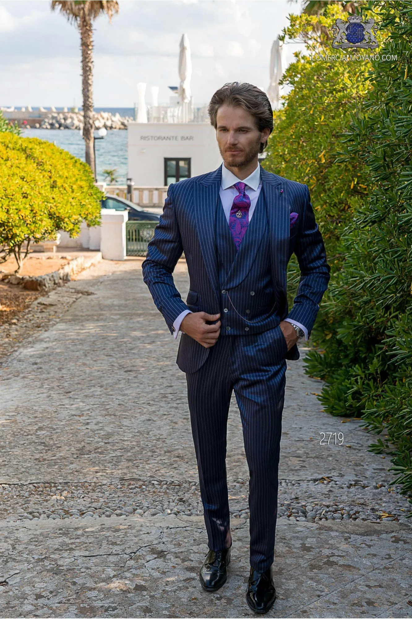 Costume de mariage italien bleu royal à rayures coupe ajustée.