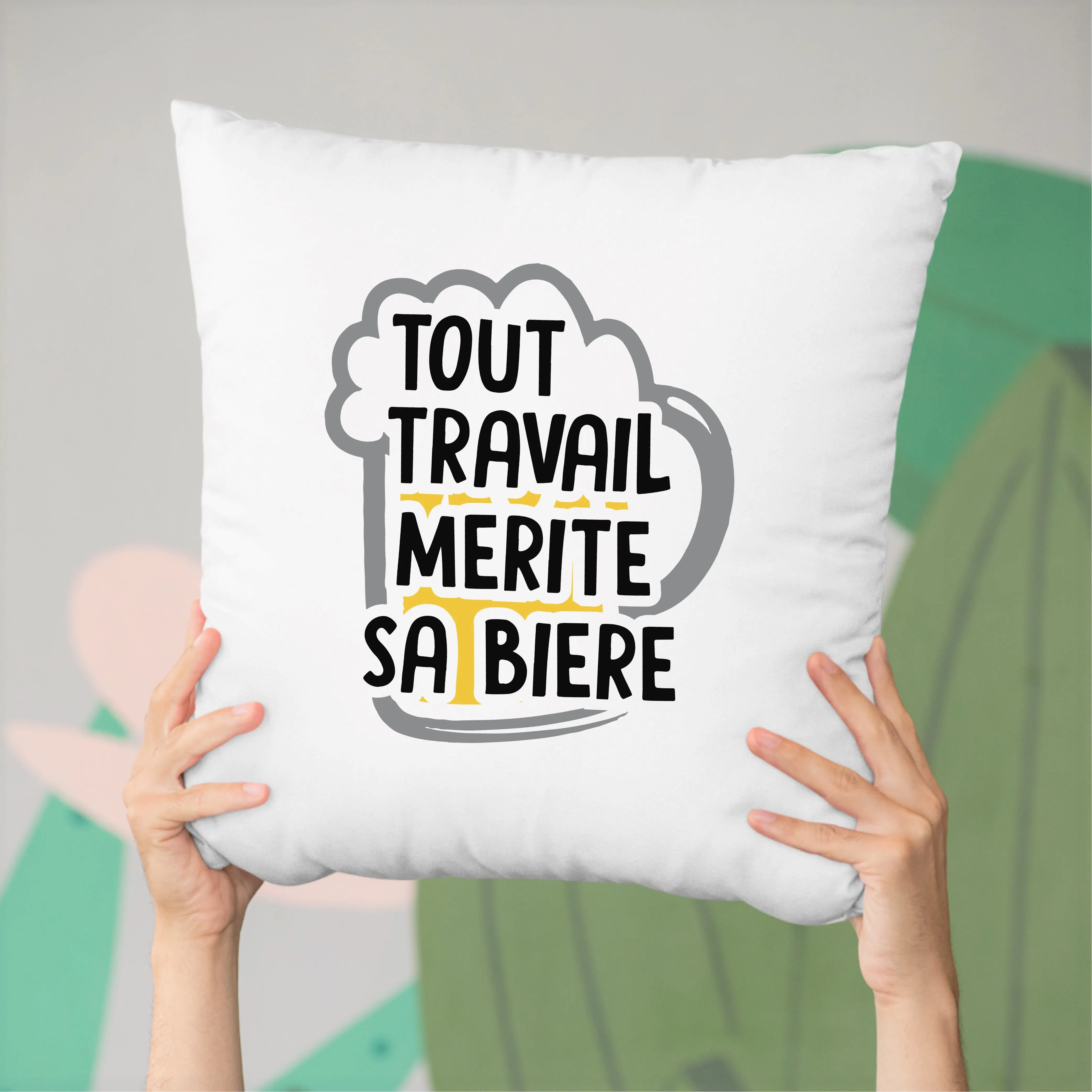 Coussin Tout travail mérite sa bière