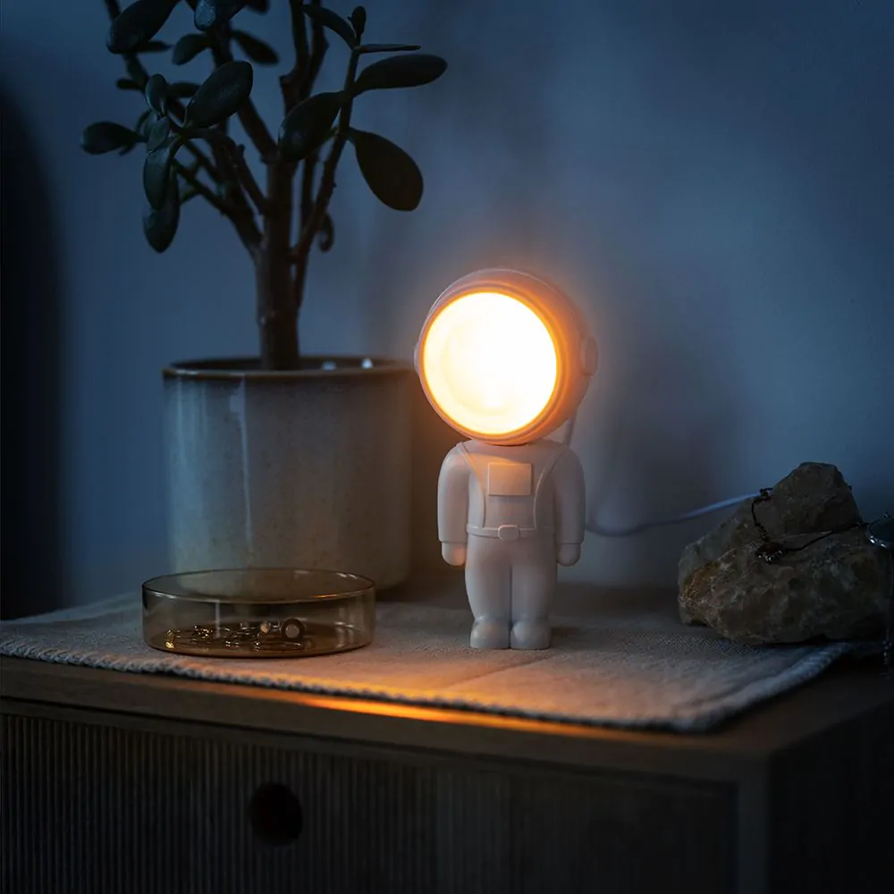 Lampe astronaute avec coucher de soleil