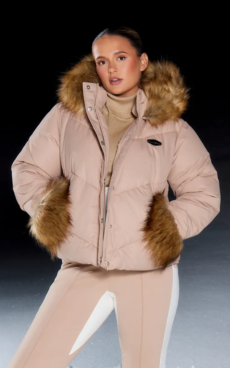 PRETTYLITTLETHING SKI Doudoune matelassée beige à empiècement en fausse fourrure tachetée