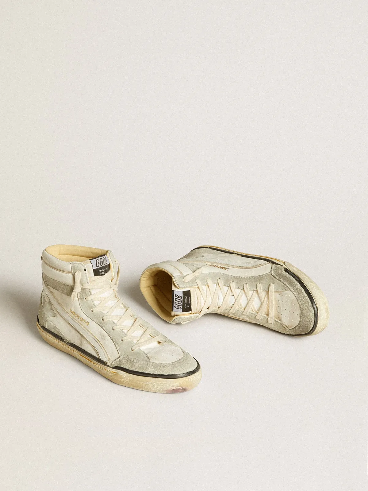 Slide LAB en cuir nappa blanc vieilli avec étoile en cuir velours gris et virgule en cuir blanc | Golden Goose