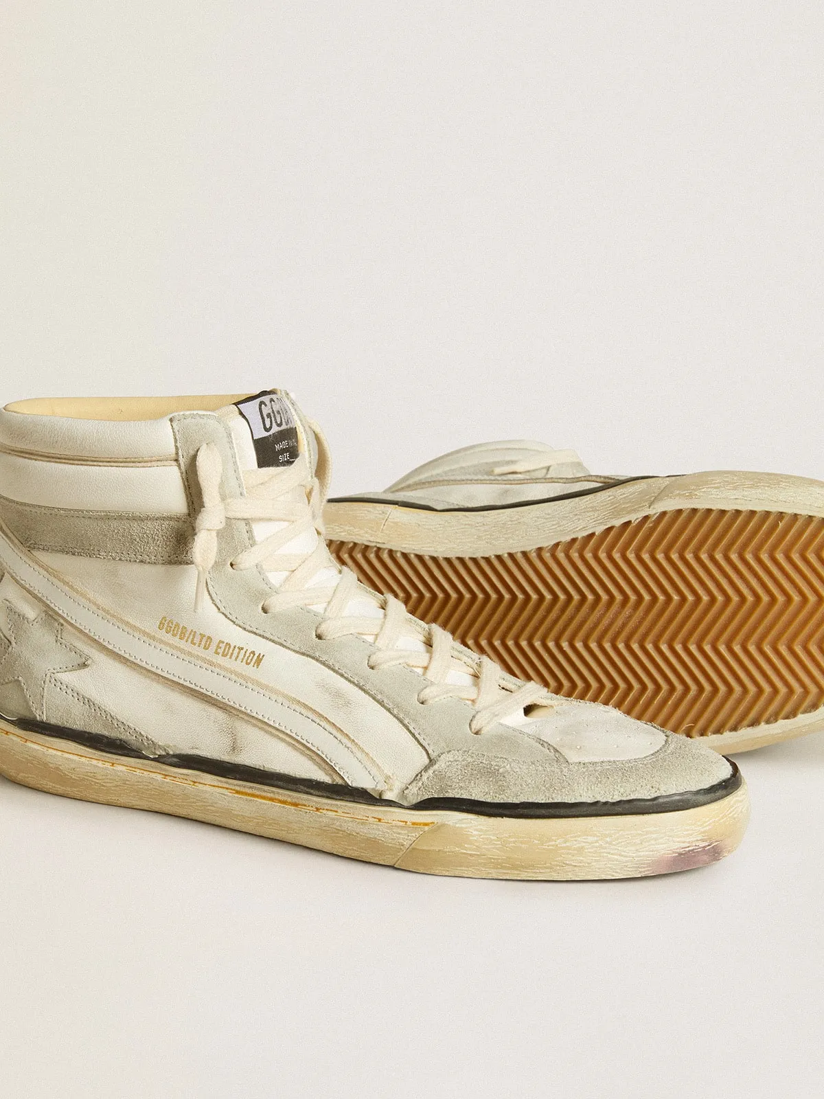 Slide LAB en cuir nappa blanc vieilli avec étoile en cuir velours gris et virgule en cuir blanc | Golden Goose