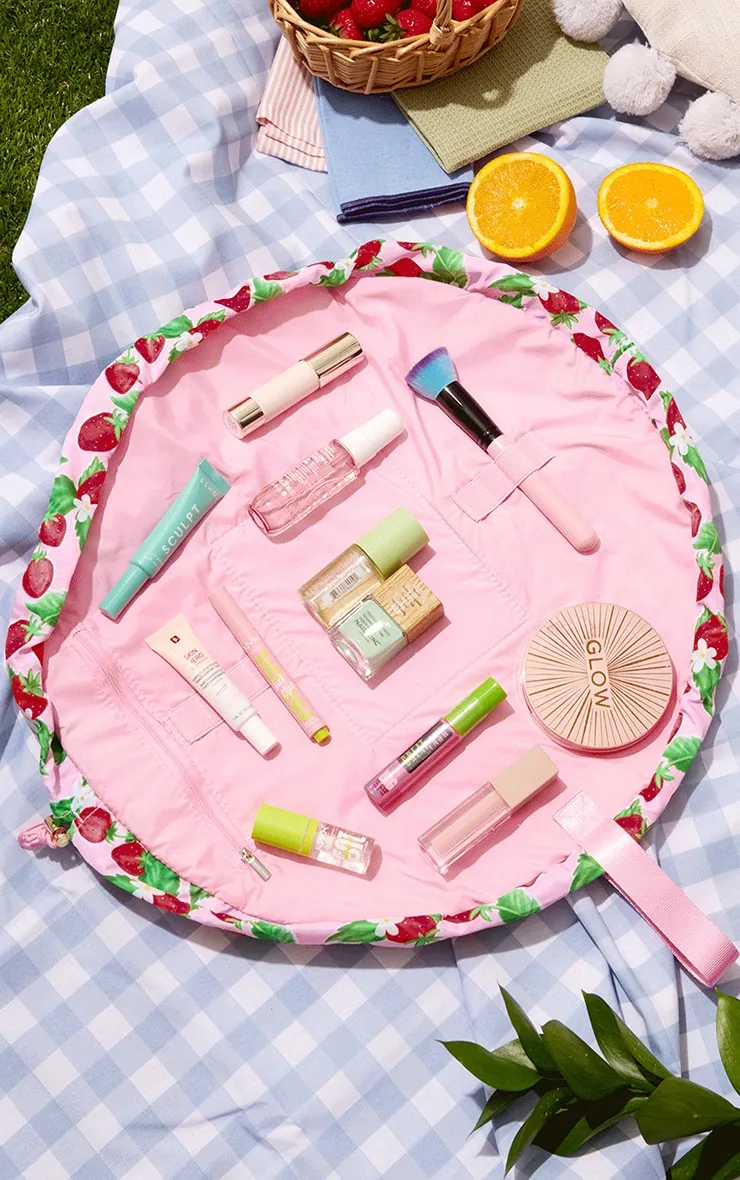 The Flat Lay Co. Trousse à maquillage imprimé fraises d'été