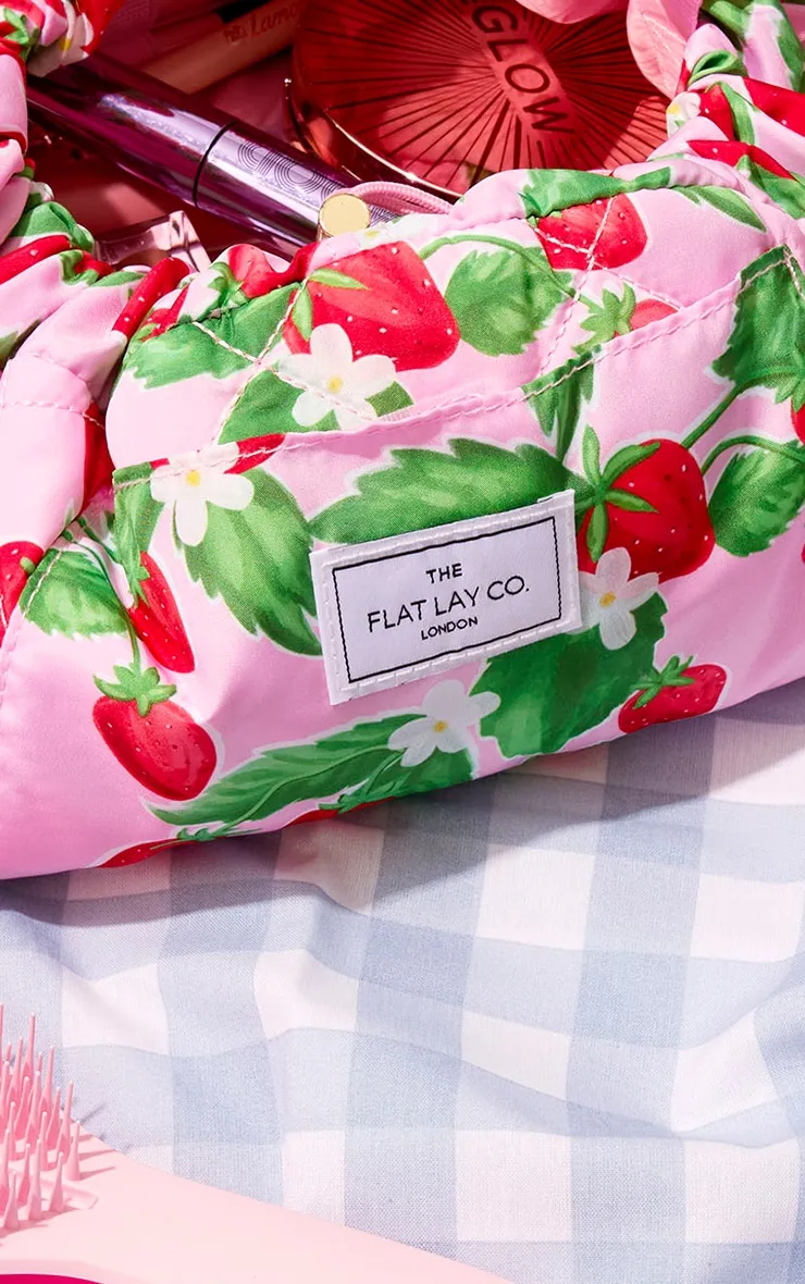 The Flat Lay Co. Trousse à maquillage imprimé fraises d'été