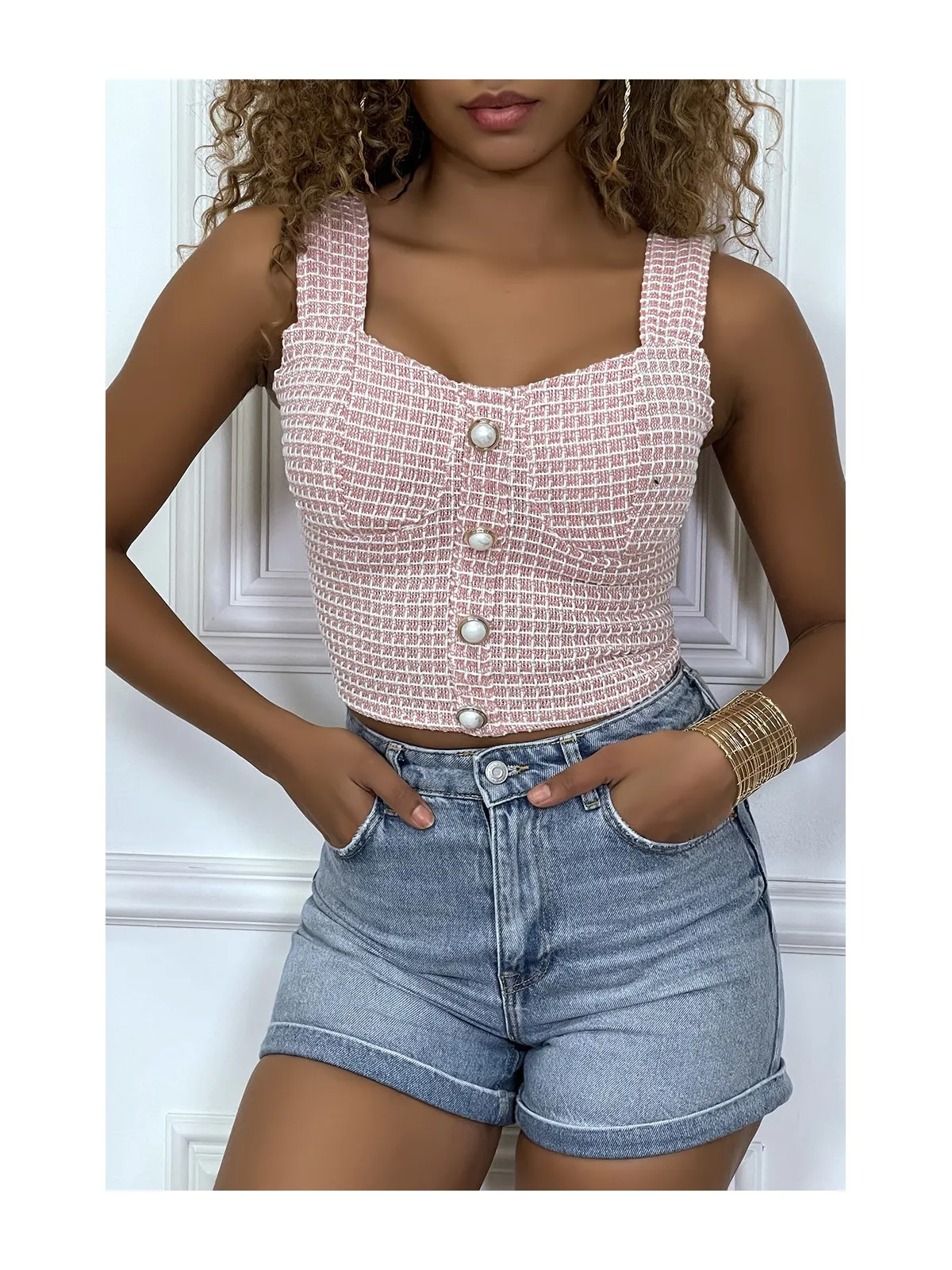 Top rose en tweed à carreaux et boutons en perles