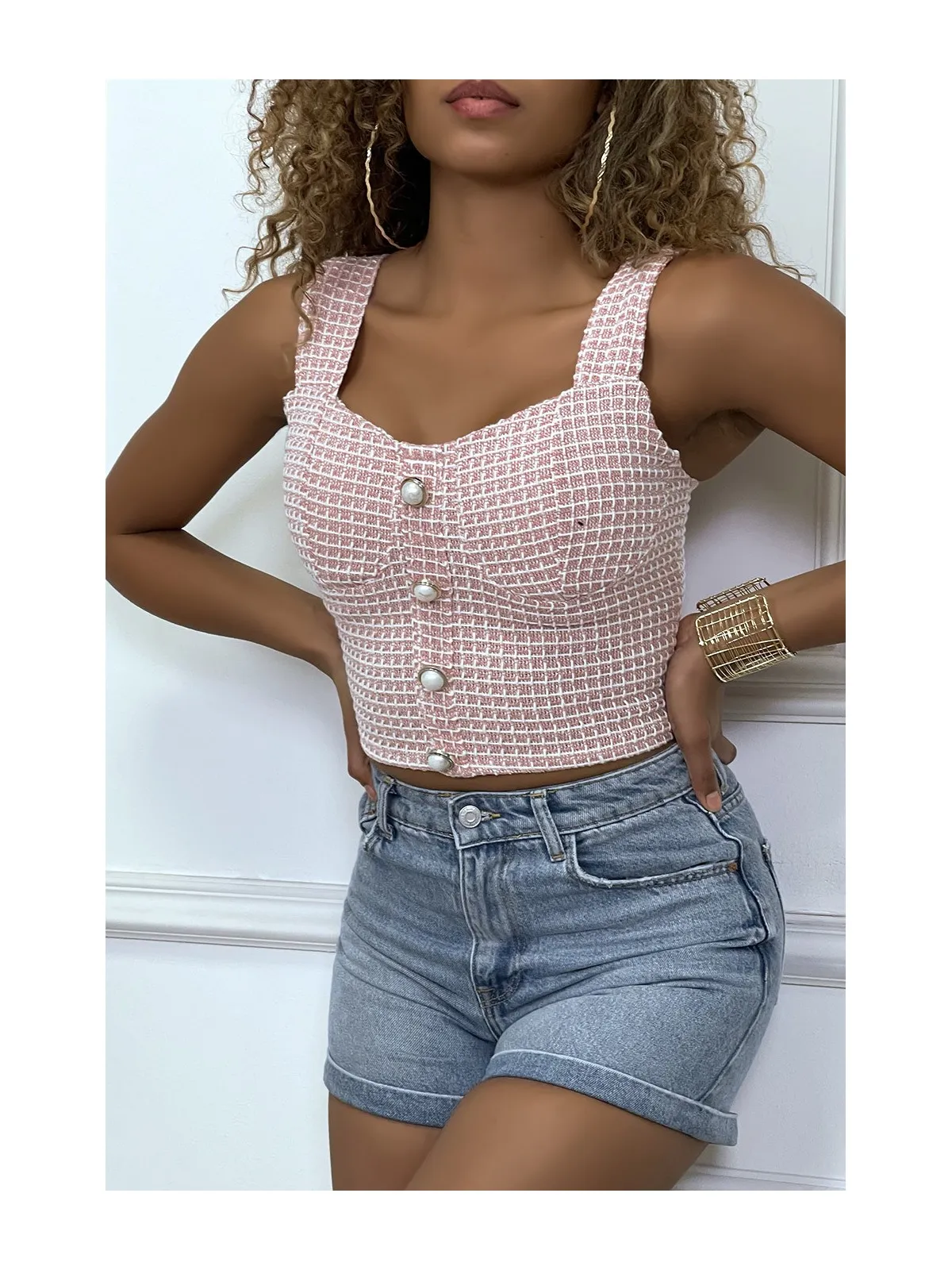 Top rose en tweed à carreaux et boutons en perles