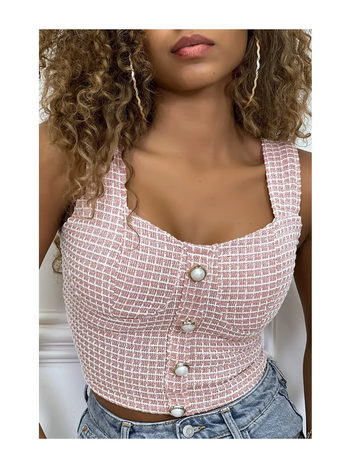 Top rose en tweed à carreaux et boutons en perles