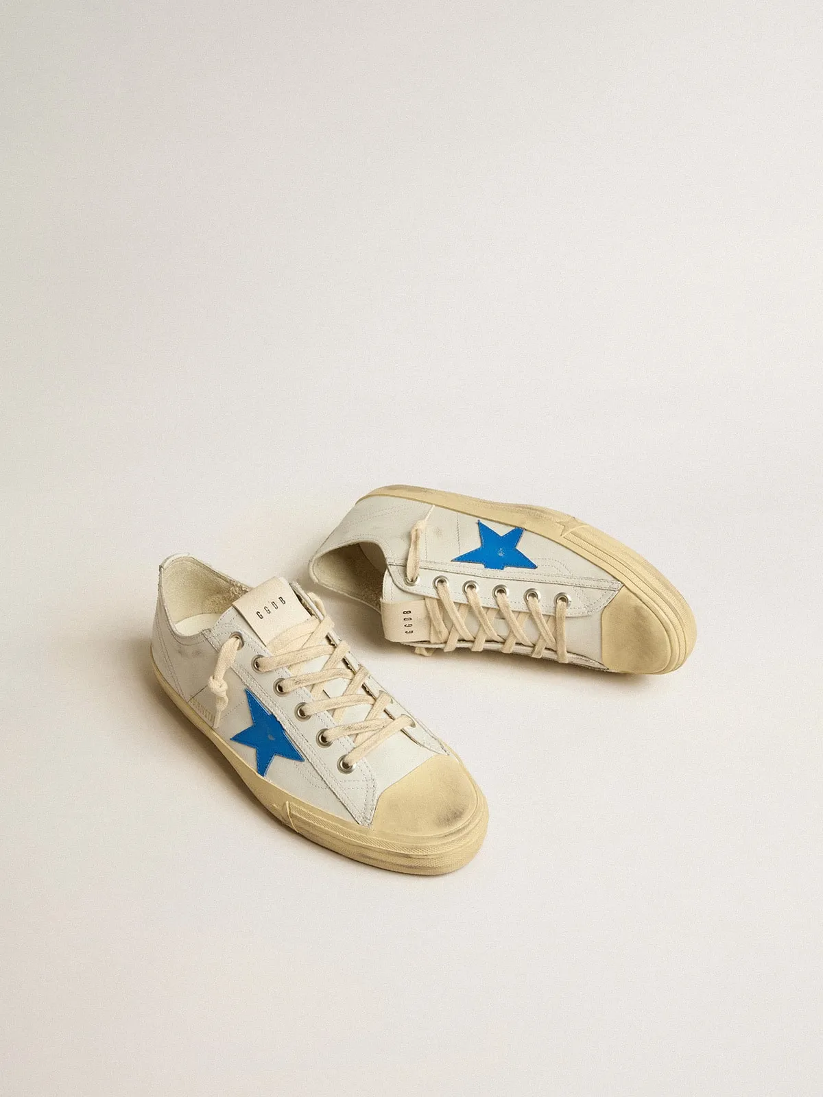 V-Star en cuir blanc avec étoile en cuir bleu ciel | Golden Goose