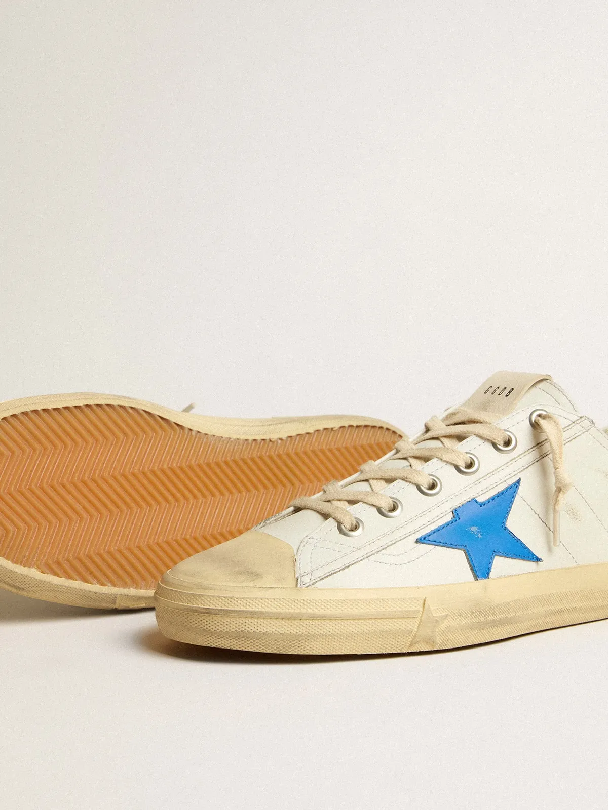 V-Star en cuir blanc avec étoile en cuir bleu ciel | Golden Goose